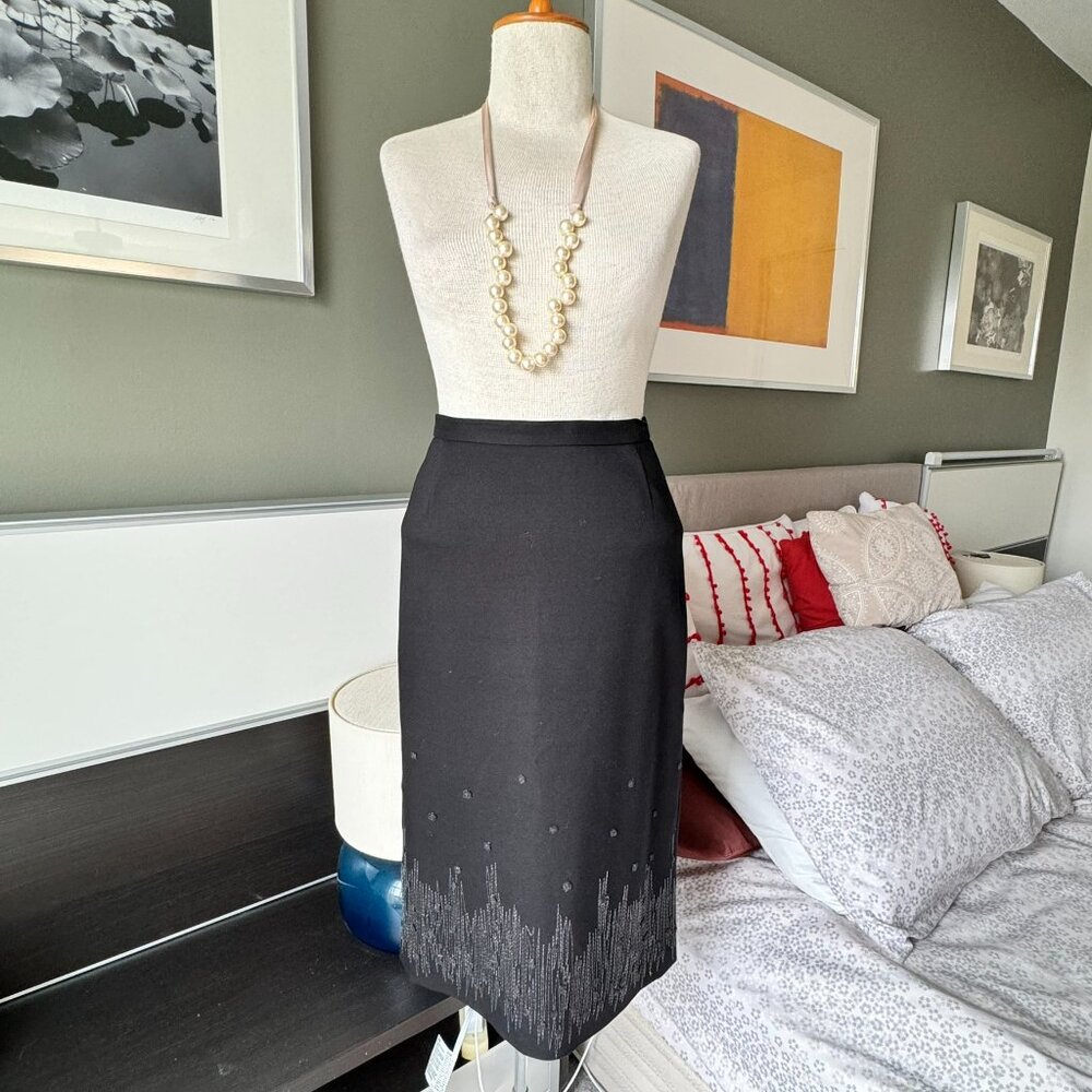 - BCBG MaxAzria Long Pencil Skirt Embroidered Hem Classic Cut Sz 0  - 1C2211